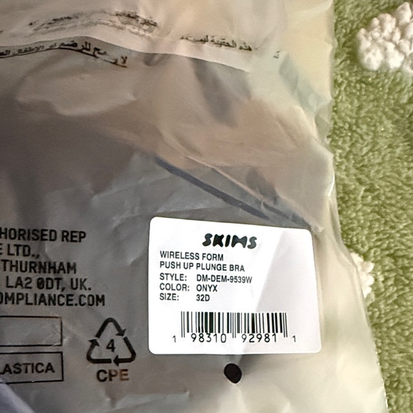 NWT 32D Skims wireless form push up plunge bra, onyx - Picture 6 of 7